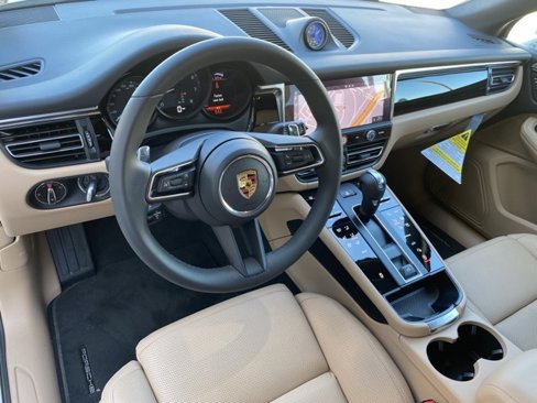 Certified 2025 Porsche Macan image 30