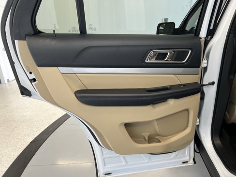 Used 2017 Ford Explorer XLT image 28