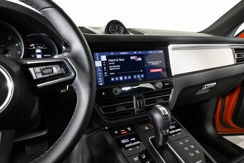 Certified 2022 Porsche Macan image 13