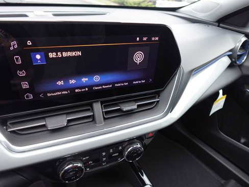 Used 2025 Chevrolet Trax LT w/ LT Convenience Package image 17