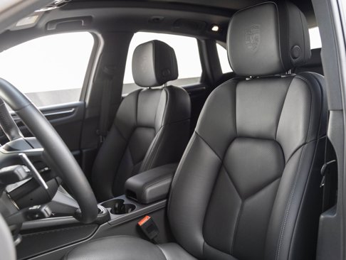 Certified 2024 Porsche Macan image 5