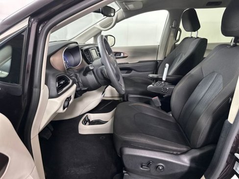 Used 2017 Chrysler Pacifica Touring image 11