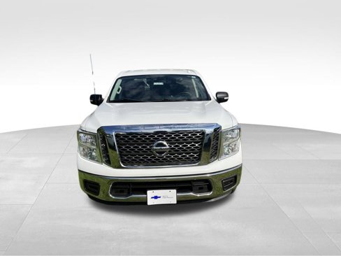 Used 2018 Nissan Titan SV image 9