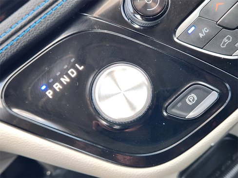 Used 2021 Chrysler Pacifica Touring-L w/ Uconnect Theater Family Group image 18