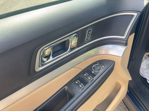 Used 2016 Ford Explorer XLT w/ Equipment Group 202A image 8