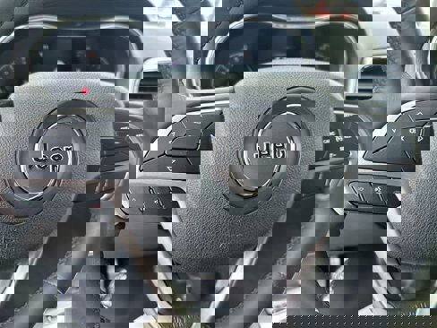 Used 2018 Jeep Grand Cherokee Altitude image 14