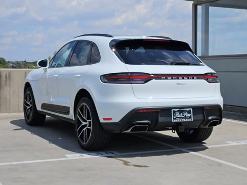 Certified 2024 Porsche Macan image 3