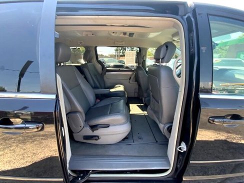 Used 2013 Volkswagen Routan SE image 18