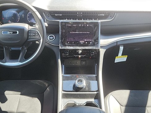 New 2025 Jeep Grand Cherokee Altitude image 28