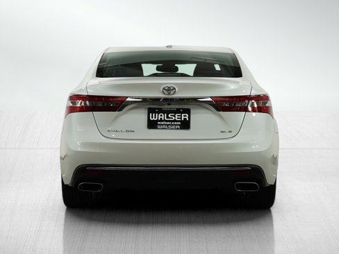 Used 2017 Toyota Avalon XLE Premium image 4