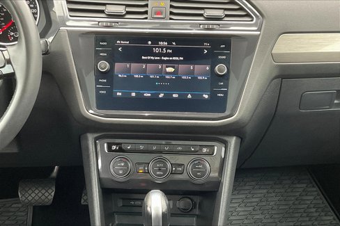 Used 2021 Volkswagen Tiguan SE w/ Panoramic Sunroof Package image 9