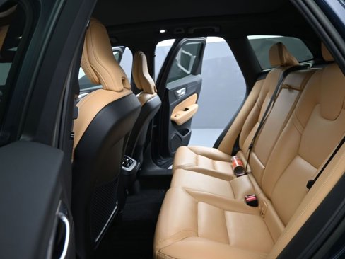 Certified 2023 Volvo XC60 B5 Ultimate w/ Climate Package image 21