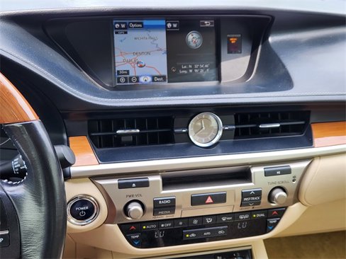 Used 2015 Lexus ES 300h w/ Navigation System Package image 16