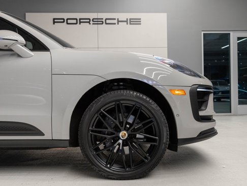 Certified 2022 Porsche Macan image 11