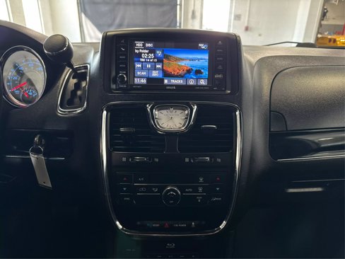 Used 2014 Chrysler Town & Country S image 17