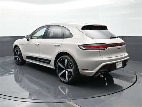 Certified 2022 Porsche Macan image 3