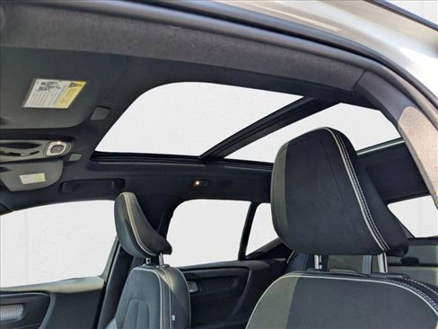 Used 2021 Volvo XC40 T5 R-Design image 17