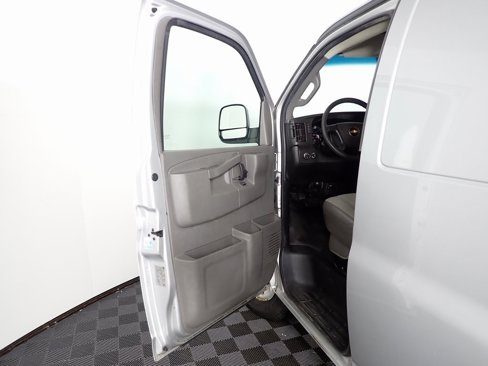 Used 2018 Chevrolet Express 2500 image 13