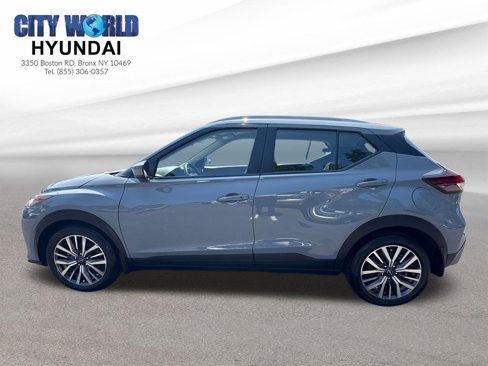 Used 2024 Nissan Kicks SV image 2