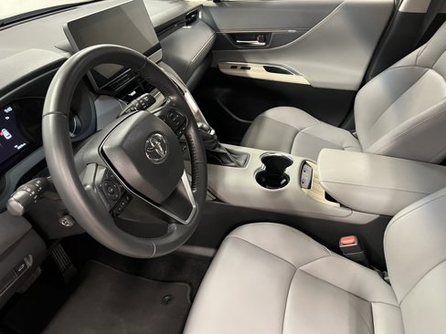 Used 2023 Toyota Venza LE image 16
