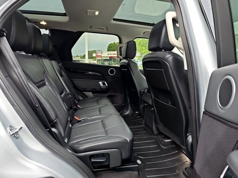 Used 2018 Land Rover Discovery SE image 45