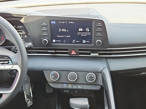 Used 2022 Hyundai Elantra SE image 25