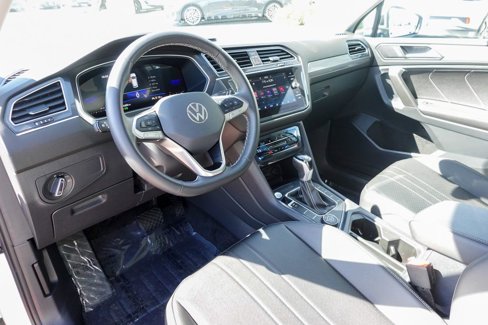 Used 2024 Volkswagen Tiguan SE w/ Panoramic Sunroof Package image 11