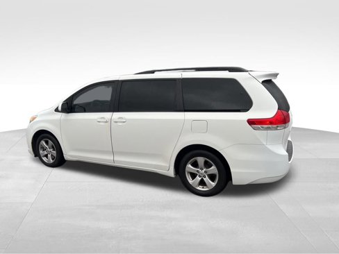 Used 2014 Toyota Sienna LE image 3