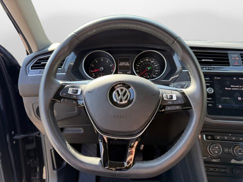 Used 2020 Volkswagen Tiguan SE w/ Panoramic Sunroof Package image 11
