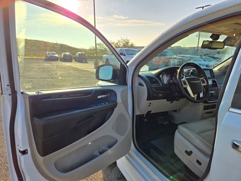 Used 2016 Chrysler Town & Country Limited Platinum image 10