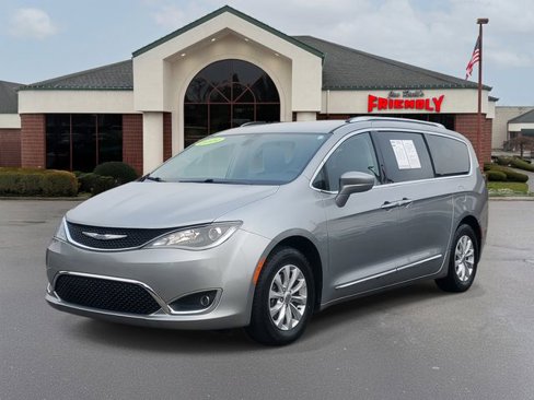 Used 2019 Chrysler Pacifica Touring-L image 2