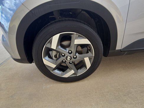 Used 2024 Hyundai Venue SEL image 9