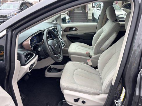 Used 2017 Chrysler Pacifica Touring image 12