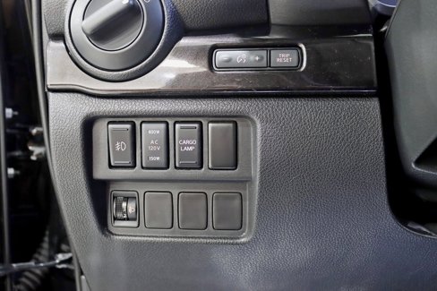 Used 2018 Nissan Titan SV w/ SV Convenience Package image 15