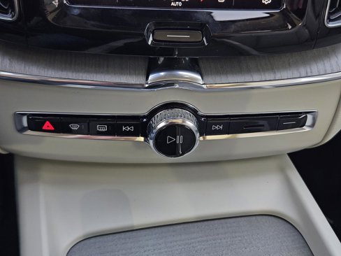 New 2025 Volvo XC60 B5 Plus w/ Protection Package Premier image 18