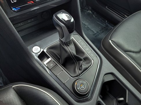 Certified 2022 Volkswagen Tiguan SEL R-Line image 19