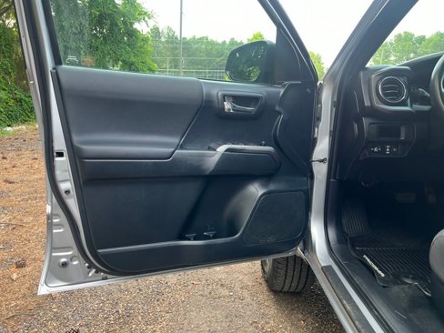Used 2019 Toyota Tacoma TRD Sport image 11
