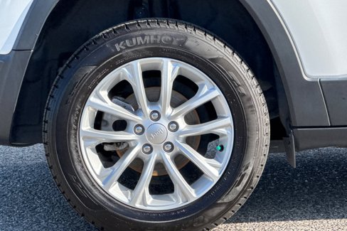 Used 2019 Jeep Cherokee Latitude w/ Popular Appearance Group image 11