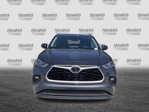 Used 2020 Toyota Highlander XLE image 3