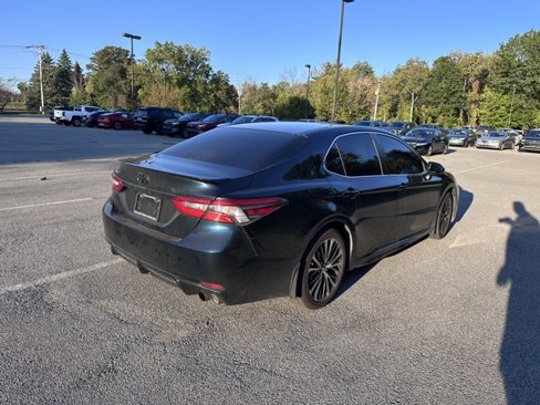 Used 2018 Toyota Camry SE image 3