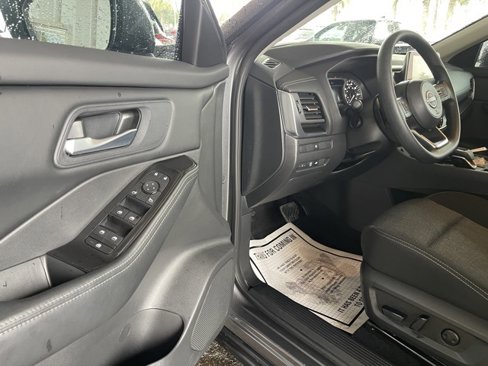 Used 2024 Nissan Rogue SV image 19