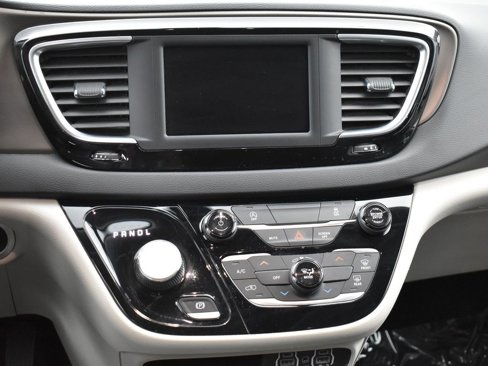 Used 2022 Chrysler Voyager LX image 18