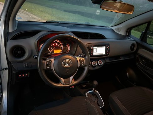 Used 2018 Toyota Yaris L image 12