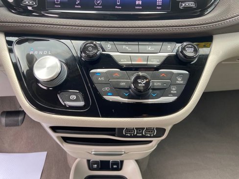 Used 2021 Chrysler Pacifica Touring image 29