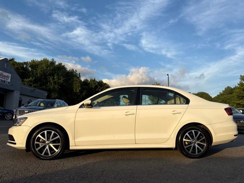 Used 2017 Volkswagen Jetta SE image 2
