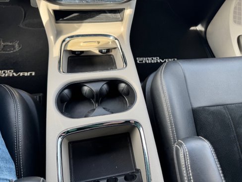 Used 2017 Dodge Grand Caravan SXT image 19