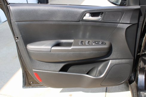 Used 2020 Kia Sportage LX image 9