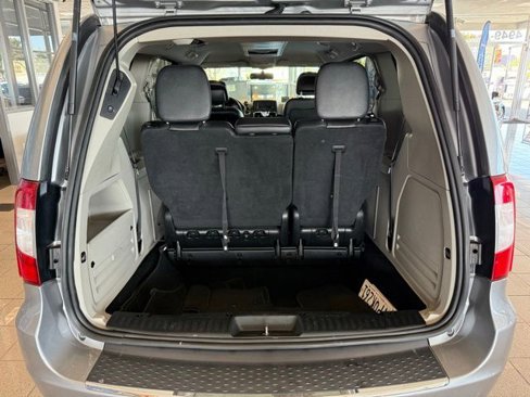 Used 2016 Chrysler Town & Country Touring image 20