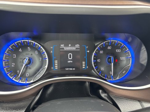 Used 2017 Chrysler Pacifica Touring image 16