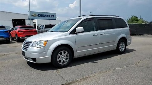 Used 2010 Chrysler Town & Country Touring image 4